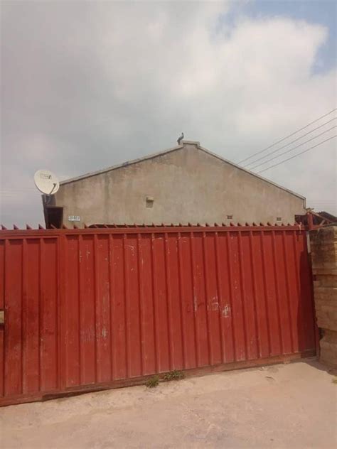 Chitungwiza Unit N - 6 roomed house - ShonaHome