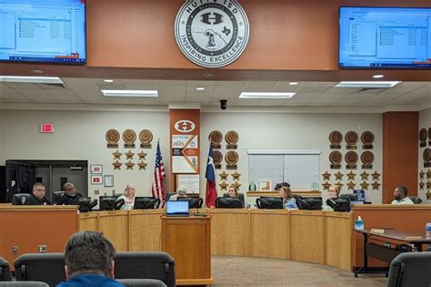 Hutto ISD trustees weigh longevity stipend for teachers, staff ...