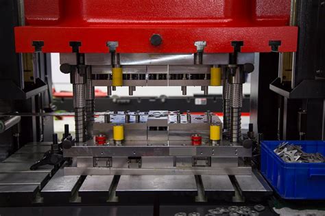 Hydraulic press stamping machine for forming metal sheet, Industrial metalwork manufacturing ...