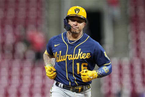 Mariners get 2B Kolten Wong from Brewers for Winker, Toro | AP News