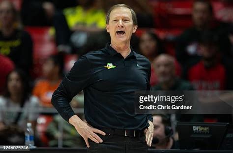 Head coach Dana Altman of the Oregon Ducks calls in a play during the... News Photo - Getty Images