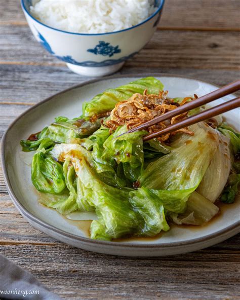 How to Make an Easy and Warm Iceberg Lettuce dish - WoonHeng