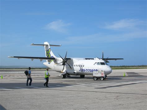 File:Dutch Antilles Express ATR 42 at Curaçao.jpg - Wikimedia Commons