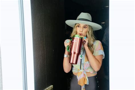 Lainey Wilson Unveils Eye-Catching Stanley Tumbler In Celebration of ...