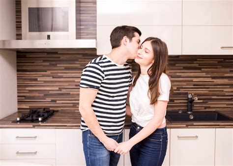 Free Photo | Modern couple in kitchen