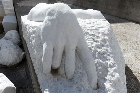 Fotos gratis : mano, rock, nieve, blanco, estatua, clima, material, escultura, art, mármol ...