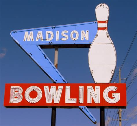 Madison Bowling neon sign | Gallatin Rd. (US31E) in the Madi… | Flickr
