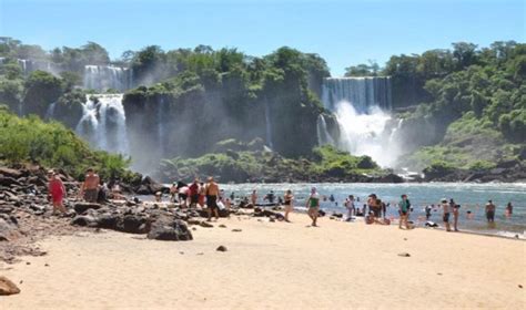 La playa de Cataratas del Iguazú