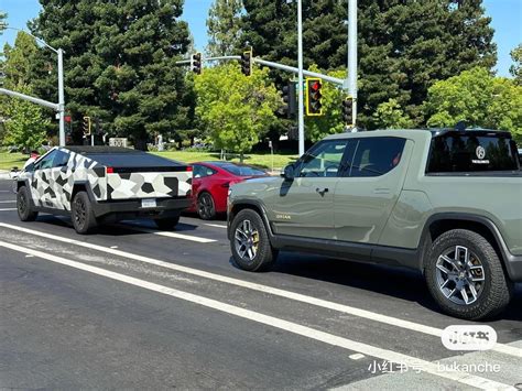 Cybertruck vs Rivian R1T spotted on street (size comparison look ...