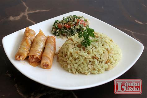 Plato de comida árabe con arroz de almendras, repollitos y tabbule de Doña Linda Barranquilla ...