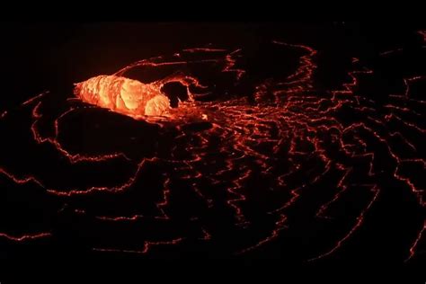 Lava 'Dome Fountain' Spews Into 600-Foot Kilauea Volcanic Lake