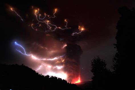 Puyehue Volcano eruption in Chile covers Lake Nahuel Huapi in Argentina with ash video - Strange ...