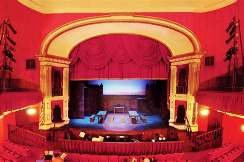 All the World's a Stage... Theater in the Round vs. Proscenium Stage ...