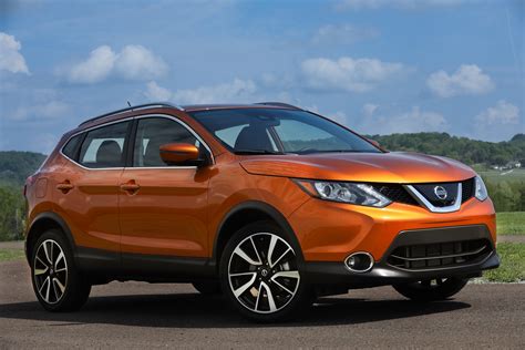 2017 Nissan Rogue Sport vs. 2017 Honda HR-V: Compare Cars