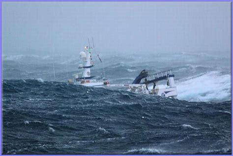 A Fishing Ship Caught in the Middle of a Storm (10 pics) | Sea photo, Ocean fishing boats, Boat