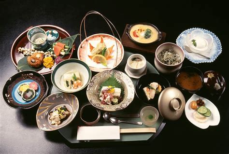 Kaiseki 懐石 or kaiseki 会席?