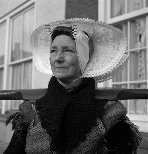 ♥Vrouw uit Arnemuiden in klederdracht, Zeeland (1950-1960) European Costumes, Dutch Women, Lace ...