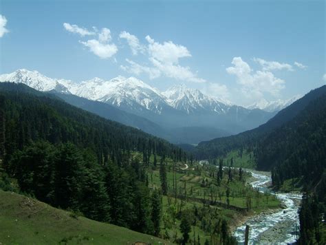 Asisbiz Kashmir Pahalgam Valley India Apr 2004 01