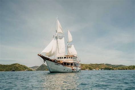 Phinisi Cajoma IV to Komodo National Park - Komodo Boat Charter