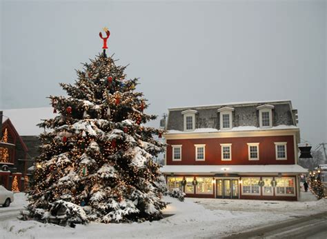 Scenes from the Kennebunkport Christmas Prelude | Yankee Magazine