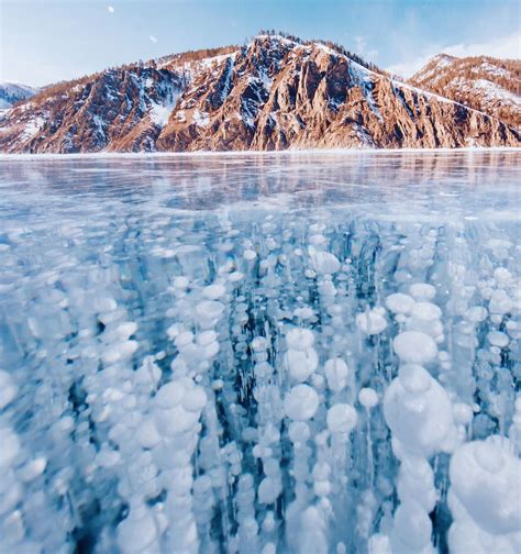 Imágenes del lago Baikal, el más antiguo del mundo, congelado