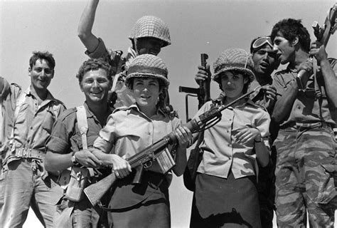 Israeli troops celebrate their victory in the Six-Day War, June 1967 [3522 × 2382] : r/HistoryPorn