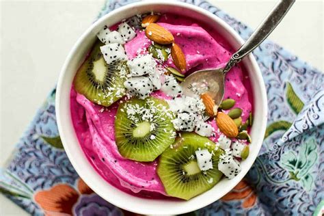 Pitaya Bowl - Dragon Fruit Smoothie Bowl - Sunkissed Kitchen