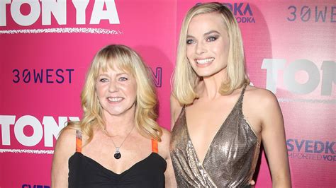 Margot Robbie meets Tonya Harding at I, Tonya premiere