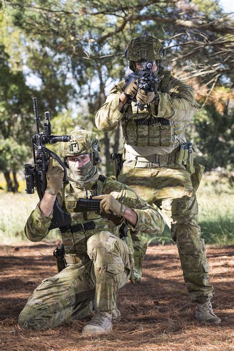 Australian soldiers showing off their equipment [2400 x 3600] | Military gear special forces ...