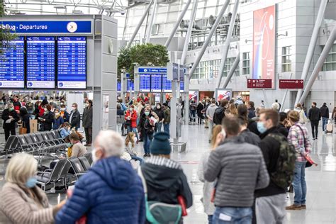 Großer Andrang für Corona-Tests am Flughafen Düsseldorf