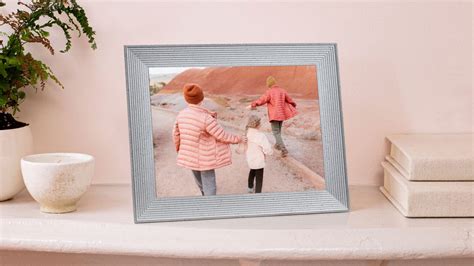 The Aura Mason Luxe digital photo frame is simple, stylish, and full o