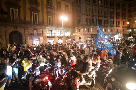 Health officials call celebrating Napoli fans 'reckless' | Inquirer Sports