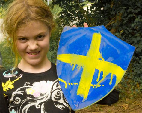 How-to: DIY Cardboard Shield from Recycled Cardboard • Crafting a Green World