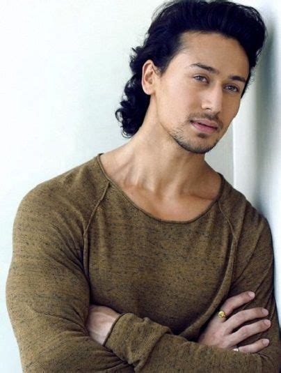 Tiger Shroff Height, Weight, Age, Girlfriend, Biography, Family