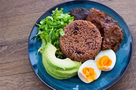 Recipe: How To Make Ghanaian Waakye Rice | Ndani Lifestyle | African food, Negative calorie ...