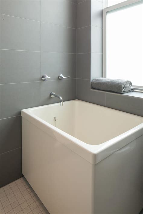 Ofuro Soaking Tubs vs. American Style Bathtubs - by Home Builder Hammer & Hand