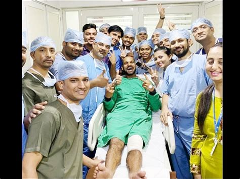 Shikhar Dhawan injury: शिखर धवन हुए चोटिल अस्पताल में मस्ती करते दिखे ...