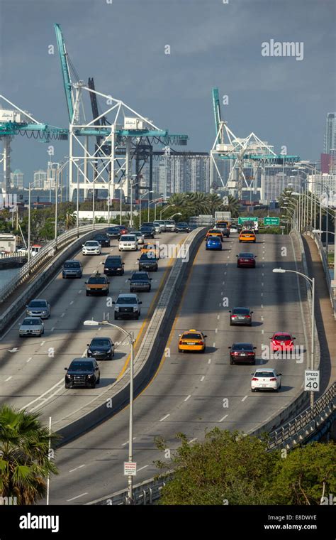 HIGHWAY TRAFFIC MACARTHUR CAUSEWAY PORT OF MIAMI FLORIDA USA Stock ...