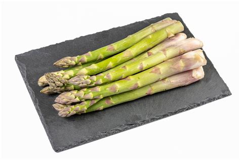 Fresh Asparagus in the woven basket - Creative Commons Bilder