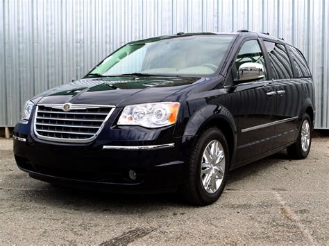 2010 Chrysler Town & Country Limited - CNET