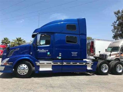 Volvo VNL 780 (2011) : Sleeper Semi Trucks