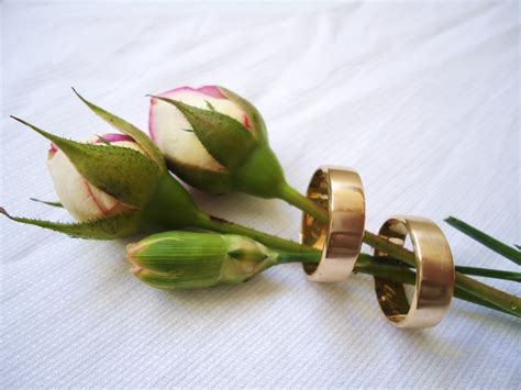 File:Pair of wedding rings.JPG - Wikimedia Commons