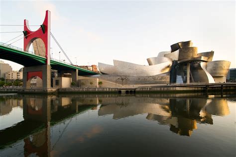 Guggenheim XX. Un edificio que cambio su tiempo. Museo Guggenheim Bilbao de Frank O. Gehry ...