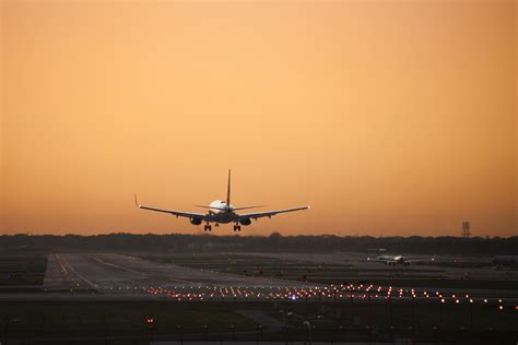 Chicago officials give sneak peek at O'Hare airport revamp | Crain's ...