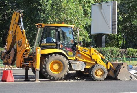 Difference Between Backhoe vs Excavator - Construction