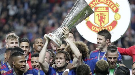 Spieler von Manchester United widmen Europa-League-Pokal den Opfern des Terroranschalgs | Fußball