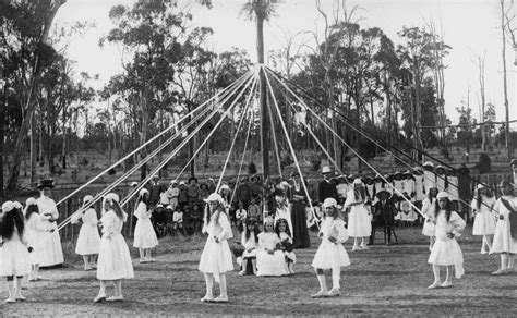File:StateLibQld 2 113780 Children maypole dancing, 1900-1910.jpg ...