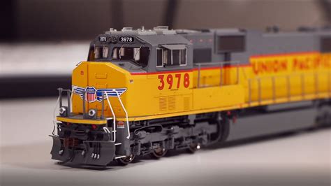 Athearn HO Scale Union Pacific SD70M Unboxing - YouTube