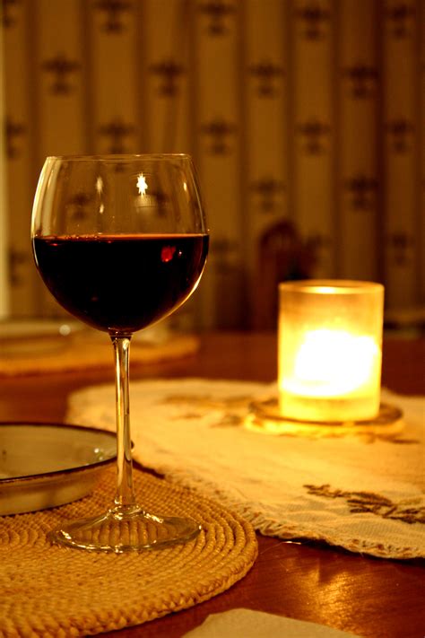 File:Glass of red wine.jpg - Wikipedia