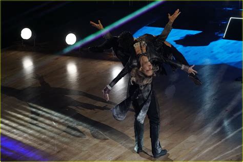 Lindsey Stirling Plays the Violin During 'DWTS' Finale Dance - Watch Now!: Photo 3990996 ...